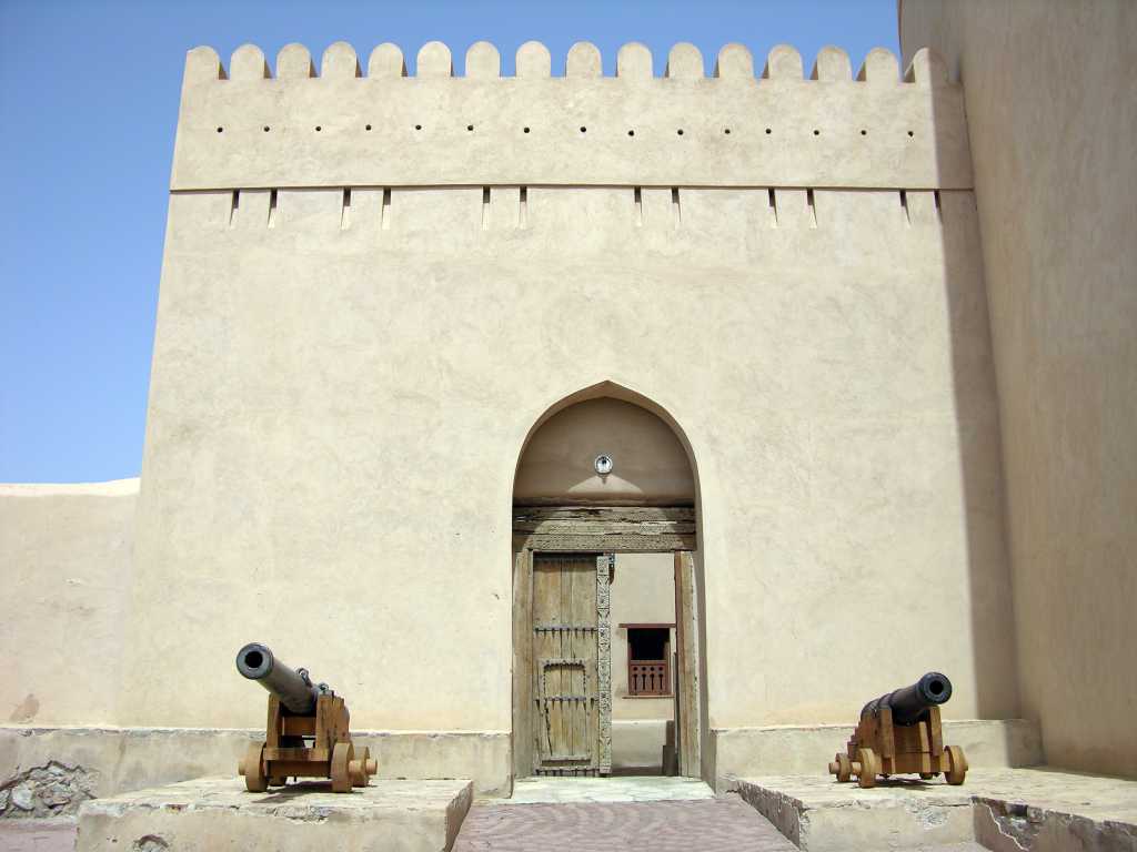 Muscat 06 Nizwa 05 Round Tower Entrance The entrance to the Round Tower is guarded by a couple of cannons. The Nizwa round tower is huge, about 35m high and 45m in diameter. The strong foundations of the fort go 30m into the ground.